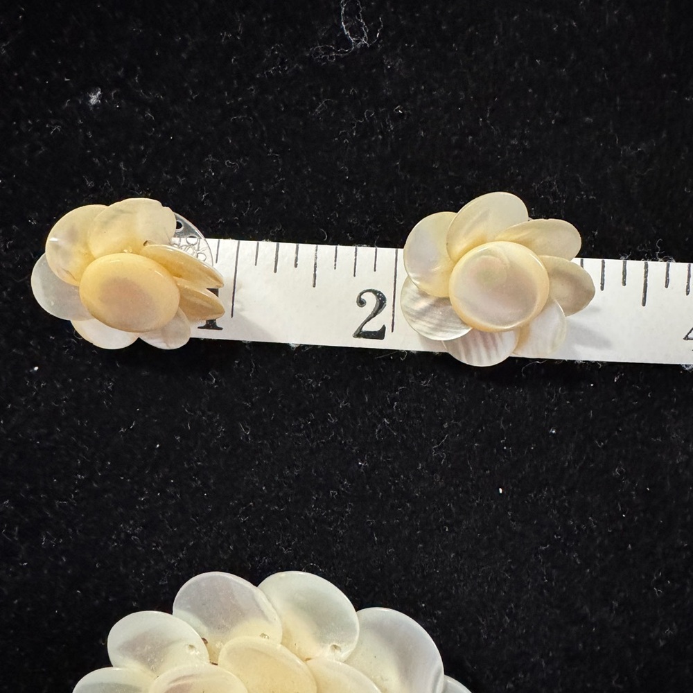 Vintage Mother of Pearl Lotus Brooch and Earring Set Marked Japan - Picture 14 of 14